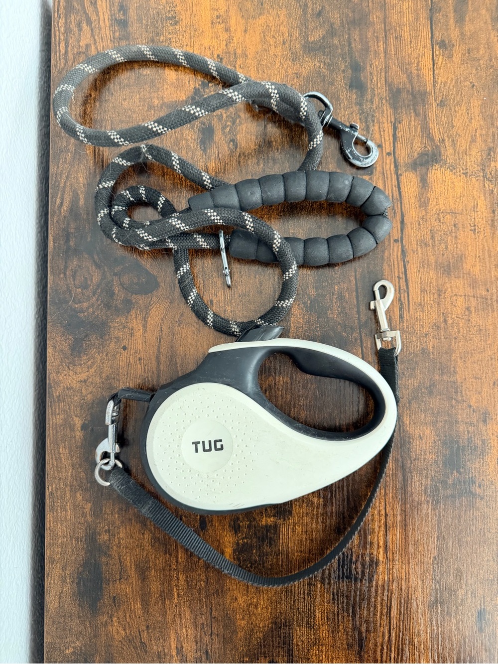 Black and White Retractable Dog Leash - Comfortable Grip